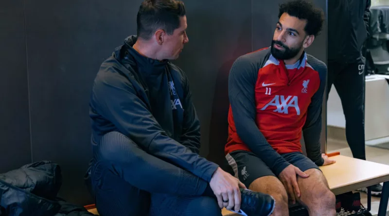 Fernando Torres and Mohamed Salah having a chat