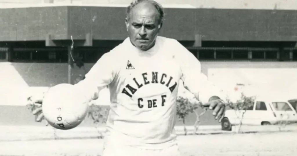 Alfredo di Stefano during his time as Valencia manager (Credits: Getty)