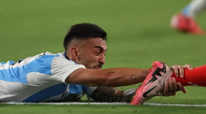 De Paul's Dangerous Tackle Ignored by Referee - Copa America 2024 Argentina vs Chile