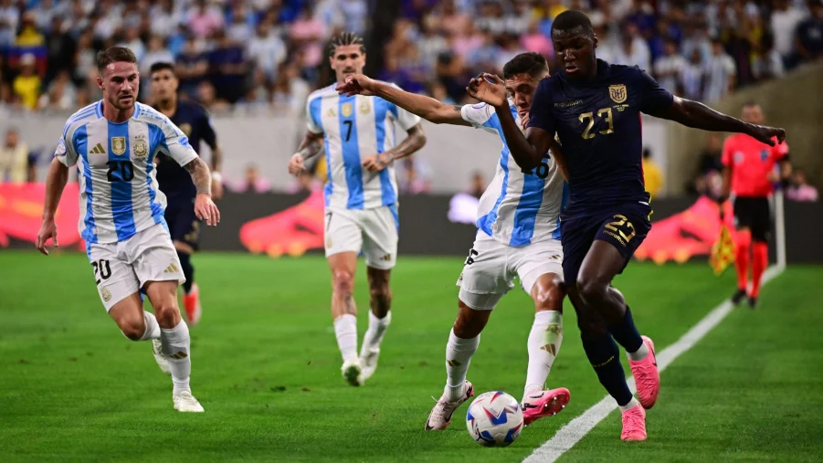 Moises Caicedo suffers a harsh knock in the game against Argentina