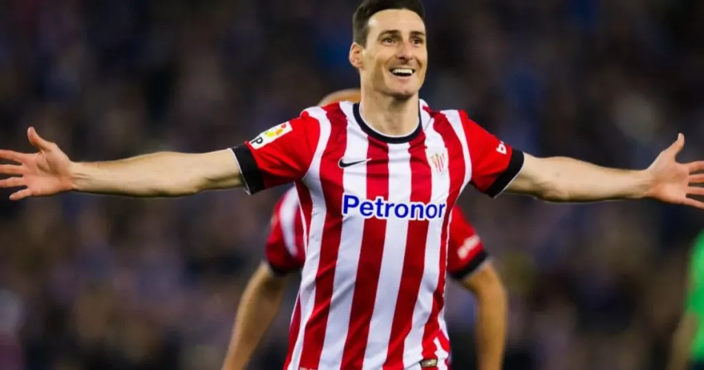 Artiz Aduriz celebrating a goal