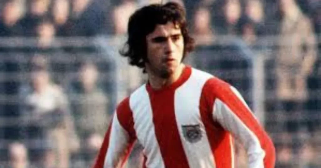 Gerd Müller in a match with Bayern Munich