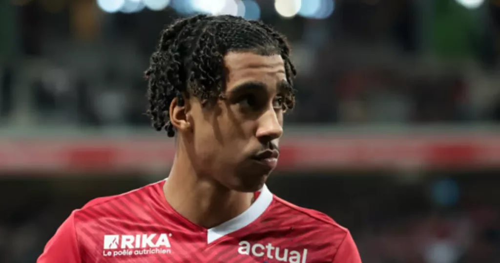 Leny Yoro resembles Virgil van Dijk's playstyle