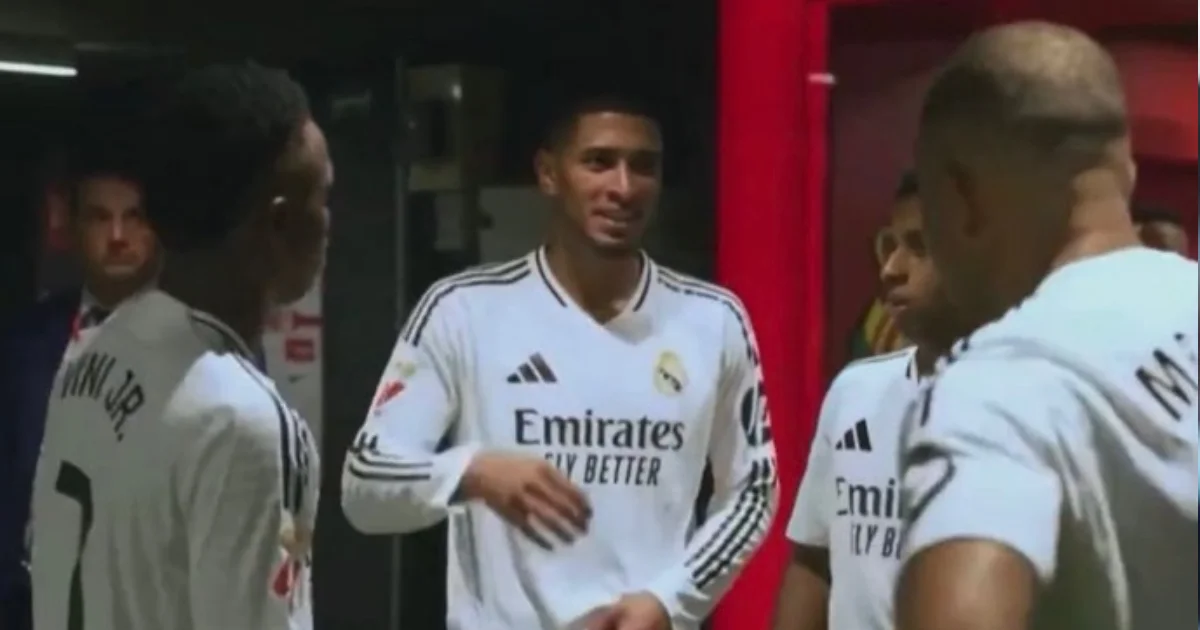 Jude Bellingham discussing with his Real Madrid teammates