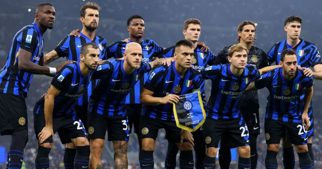 Inter Milan players line up ahead of the Milan Derby 