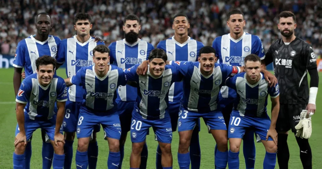 Alaves team at the start of the game 