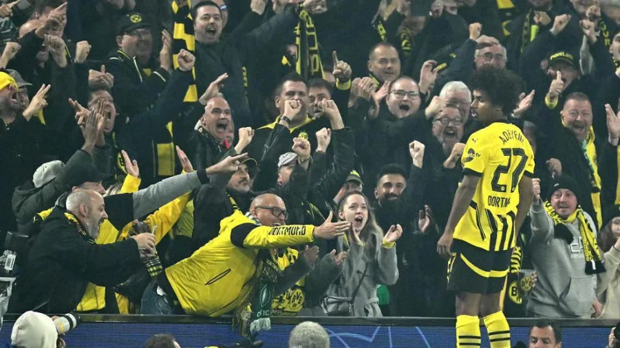 Fans applauds Borussia Dortmund player 