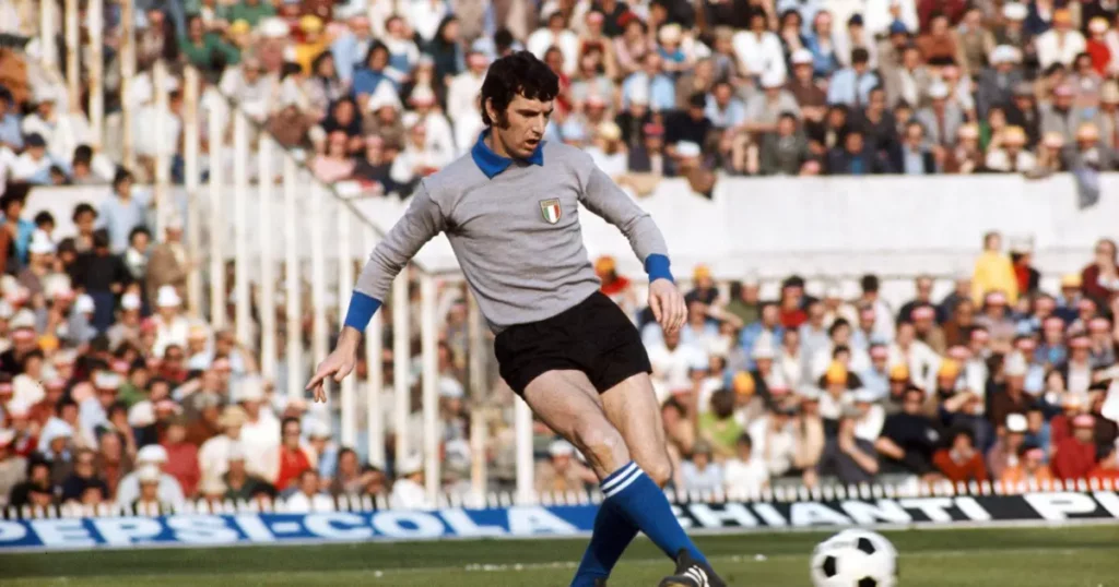 Dino Zoff passing the ball to his teammate