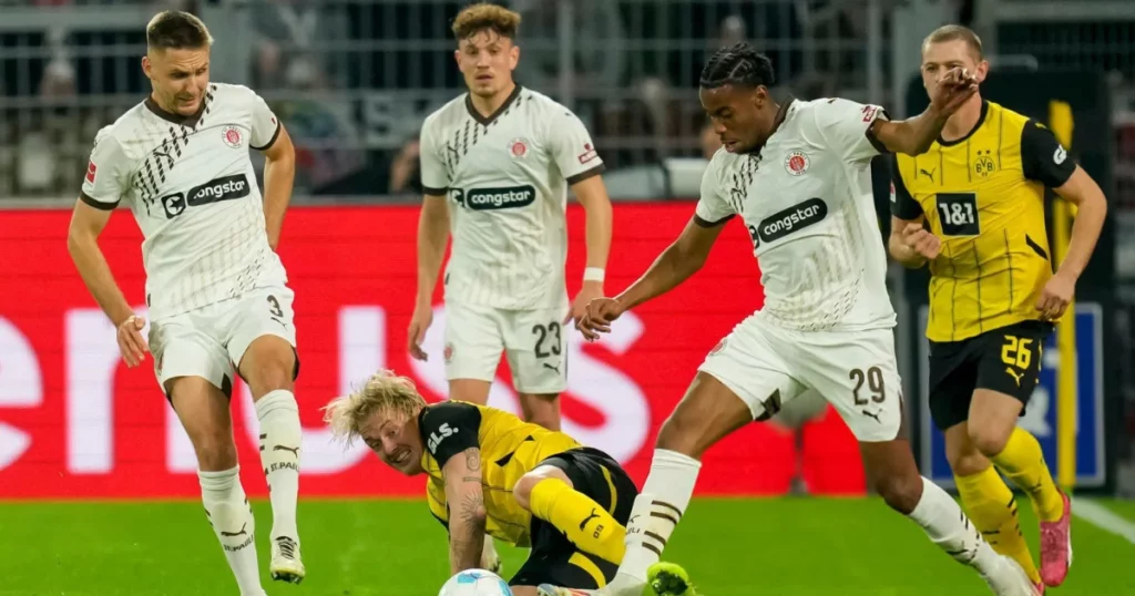 St. Pauli defenders during a Dortmund attack 