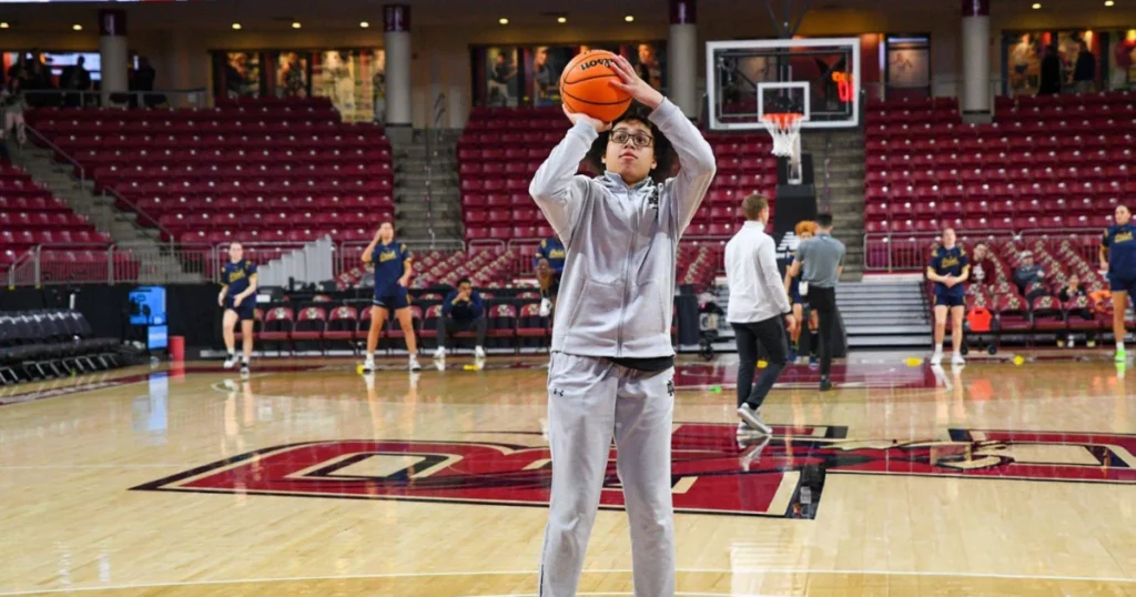 Olivia Miles shooting the ball