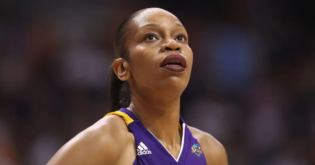 Tina Thompson rebounds