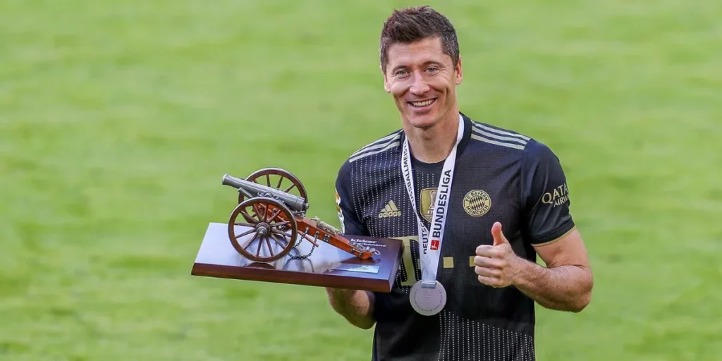 Lewandowski with his Torjägerkanone trophy