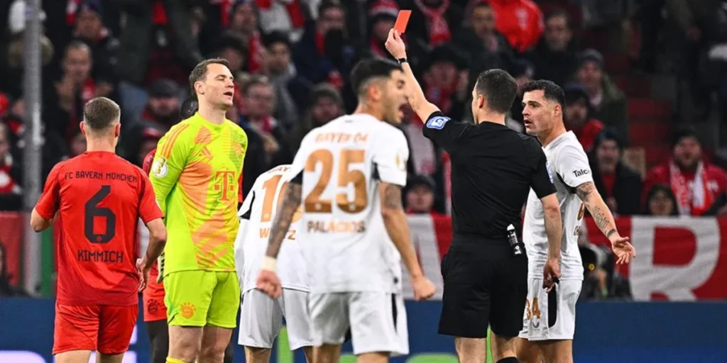 Manuel Neuer getting sent off in Bayern Munich vs Bayer Leverkusen