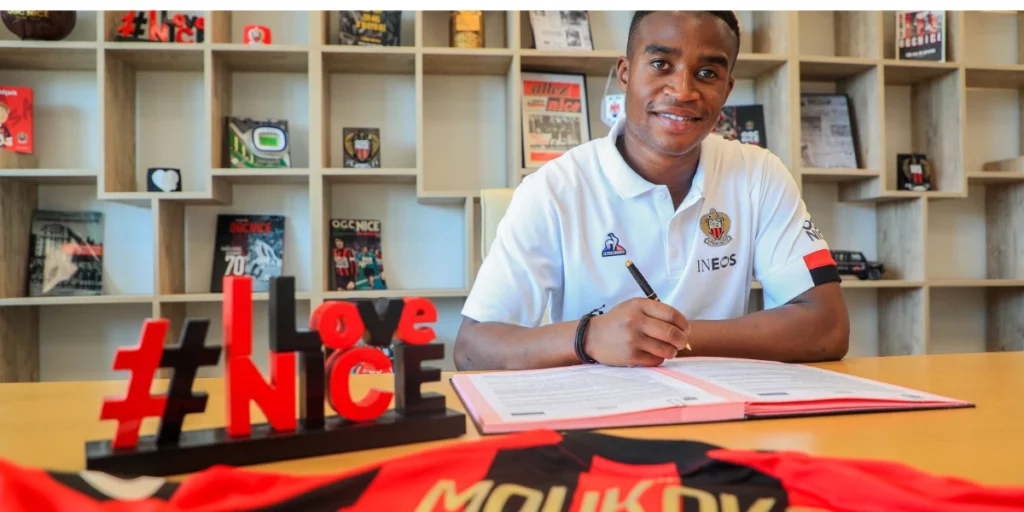 Youssoufa Moukoko signing for OGC Nice (Source : Twitter - OGC Nice)