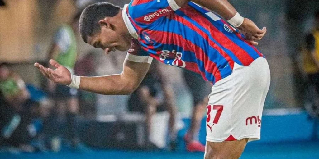 Diego Leon celebrating for Cerro Porteno