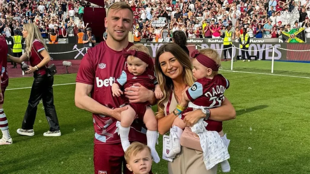 Jarrod and Dani Dyer with their daughters and son 