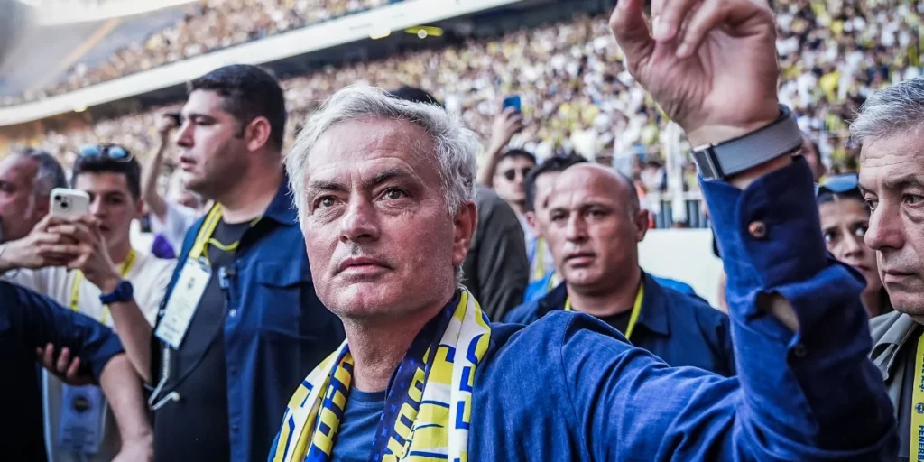 Jose Mourinho unveiled at Fenerbahce 