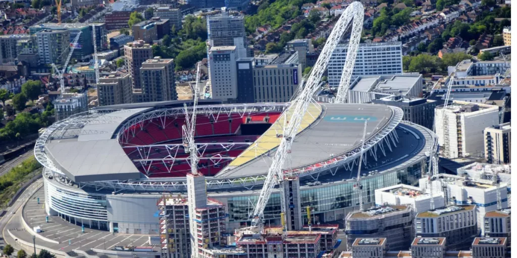 The iconic Wembley Arch being mounted onto the roof