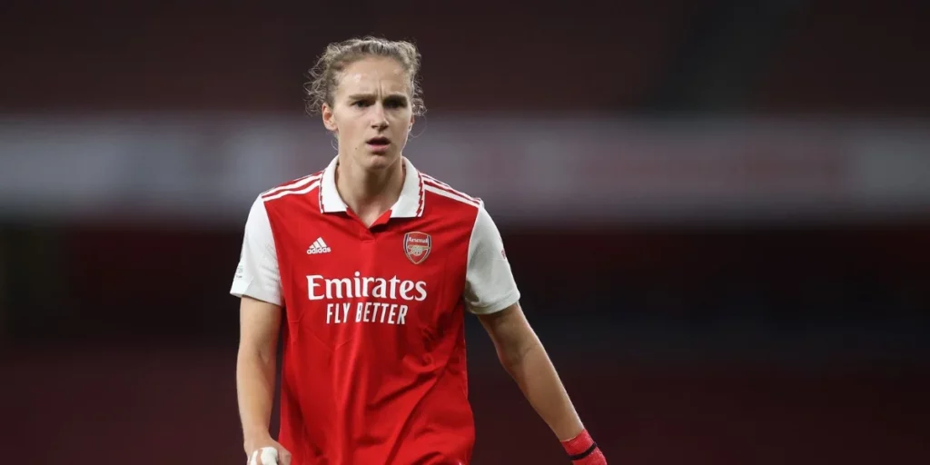 Vivianne Miedema playing for Arsenal