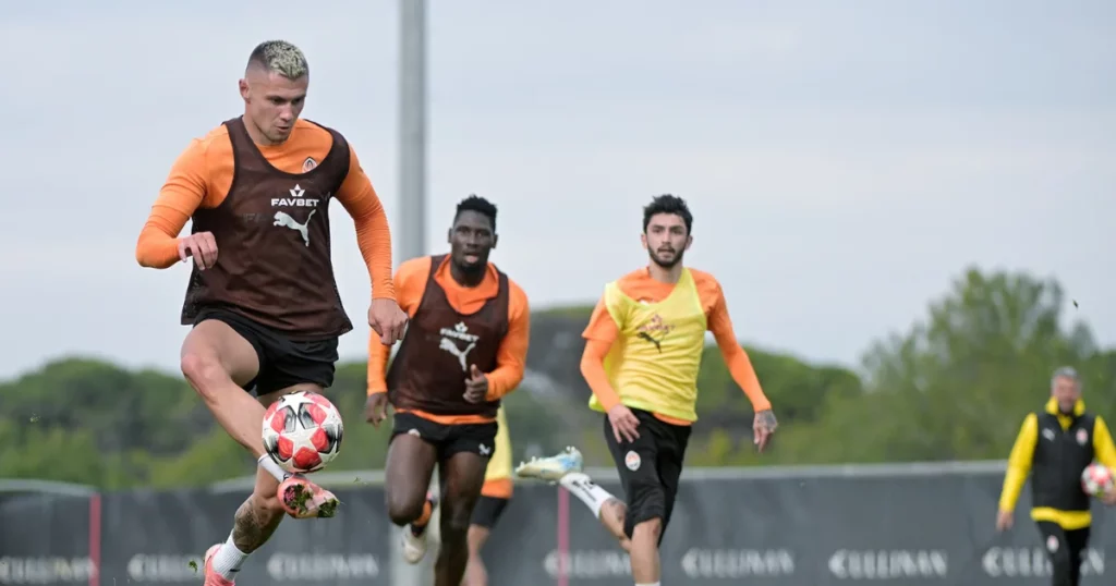 Shakhtar players train