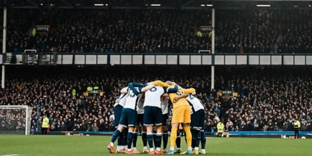 Tottenham players huddle before kickoff