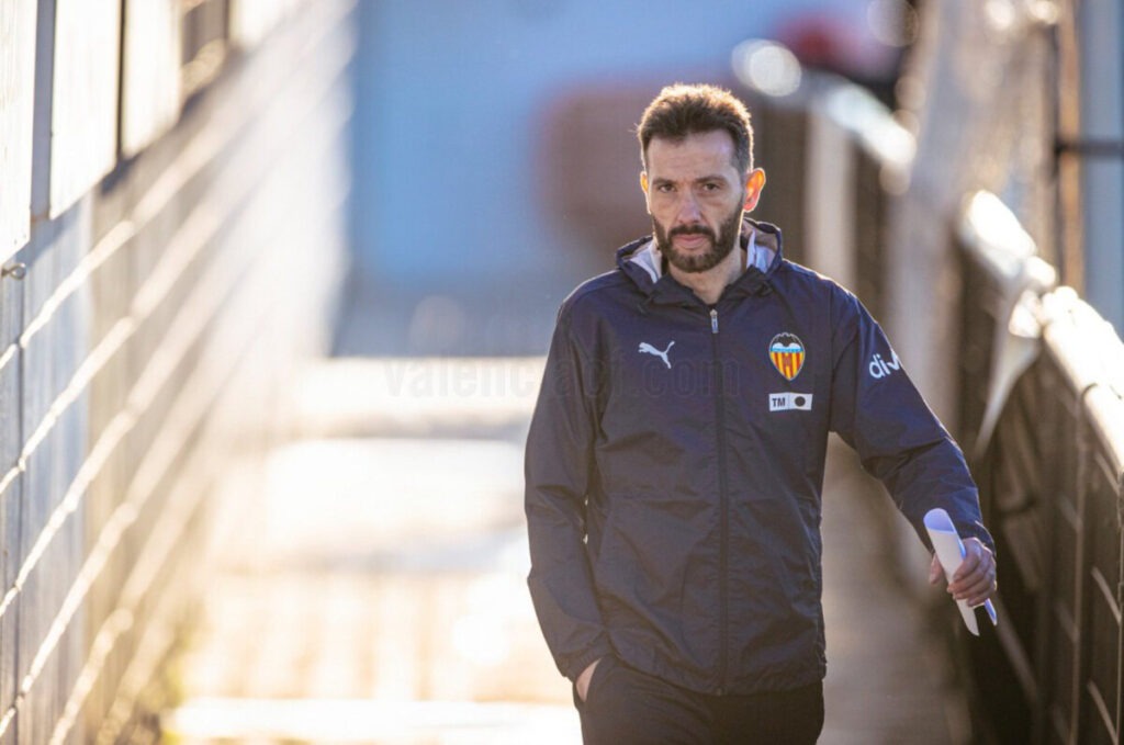 Carlos Corberan, the head coach of Valencia CF. (Image Credit: X/Valencia CF)