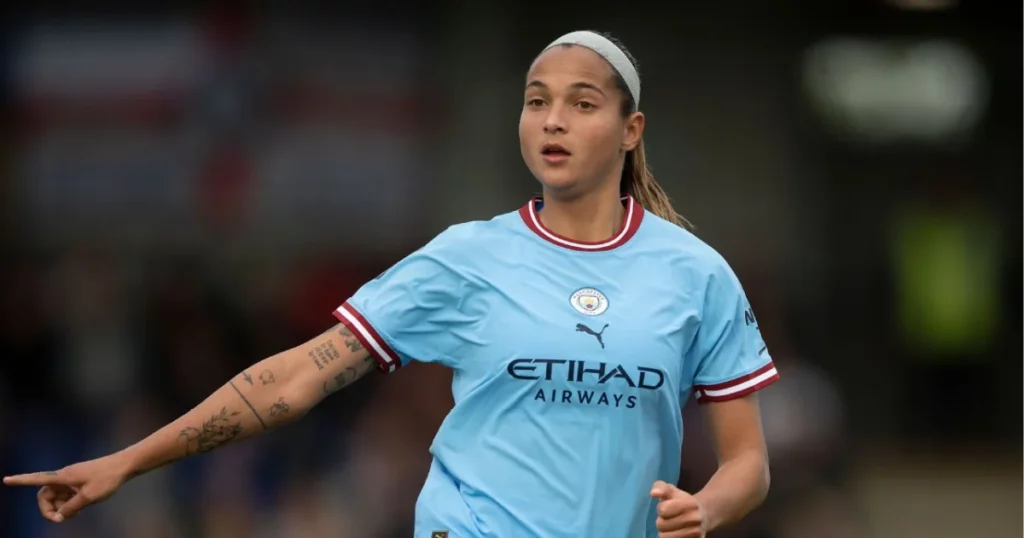 Deyna Castellanos in action for Manchester City.