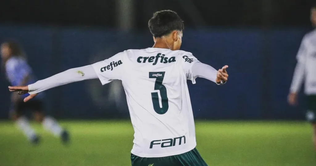 Vitor Reis in action for the Palmeiras youth team