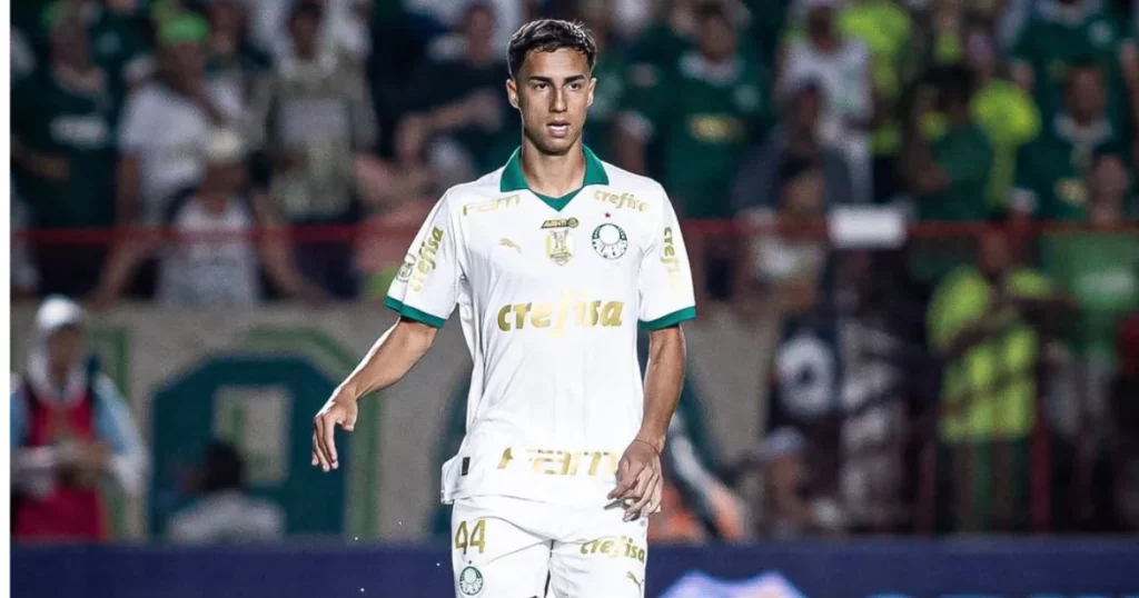 Vitor Reis in action for the Palmeiras senior team.