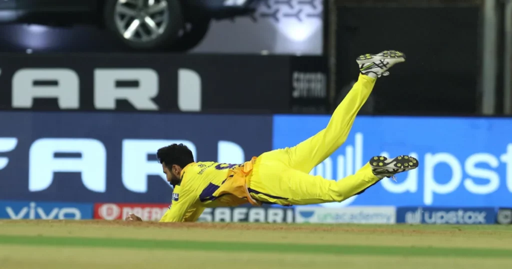 Ravindra Jadeja taking catch in IPL