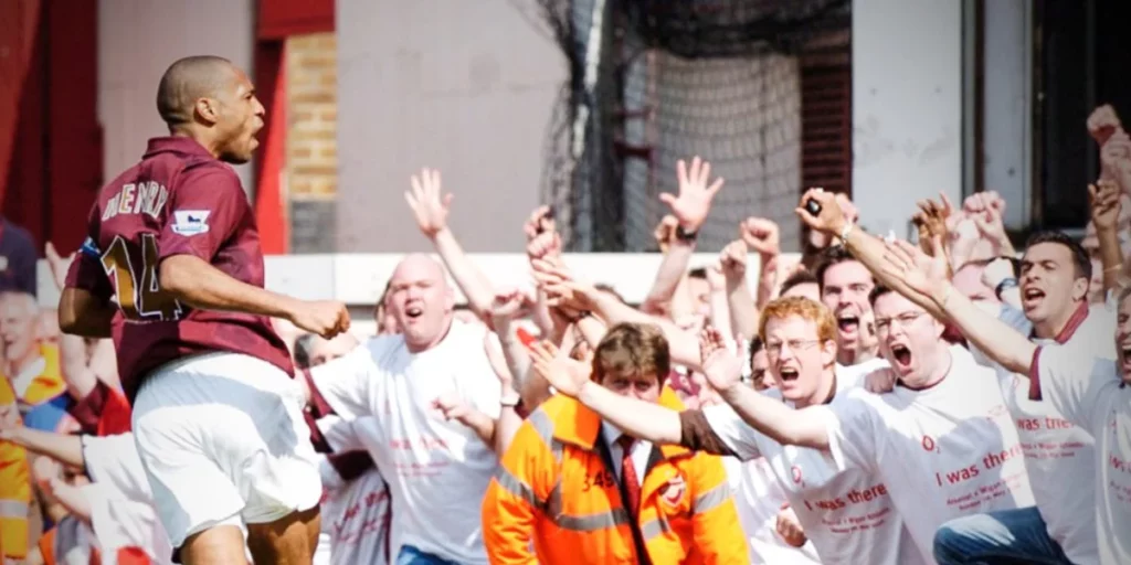 Henry celebrating with his favourite Highbury crowd after a scoring a hattrick in its final game 
