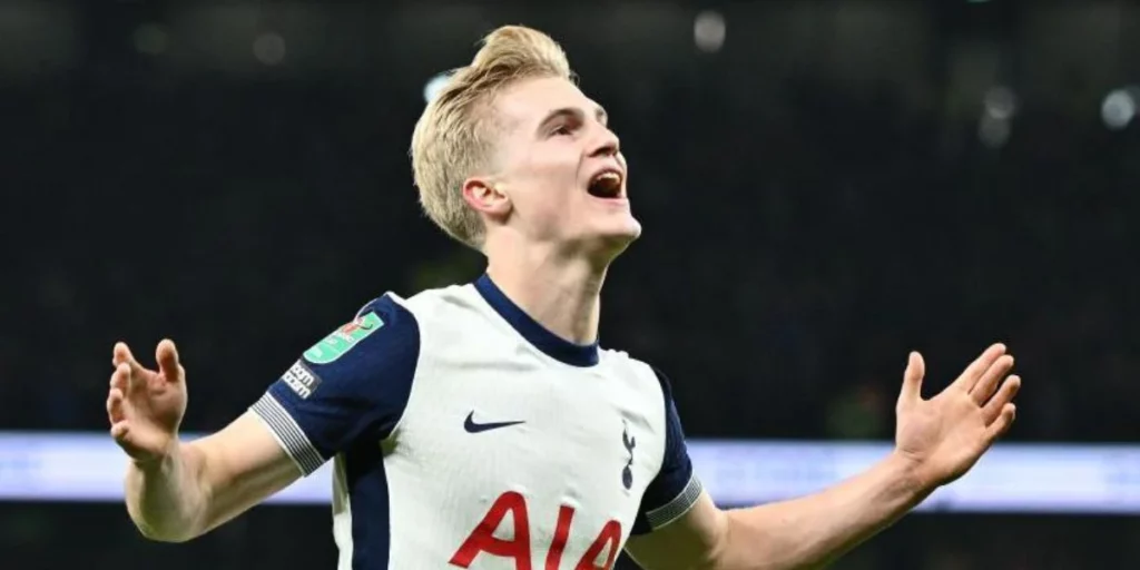 Lucas Bergvall celebrating his goal