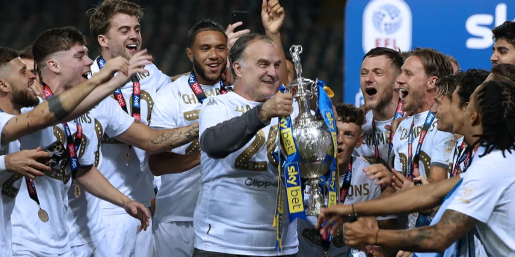 Marcelo Bielsa with his EFL Championship trophy (Image Credits: X/@LUFC)