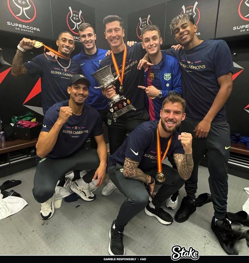 Marc Casado celebrating with his teammates.