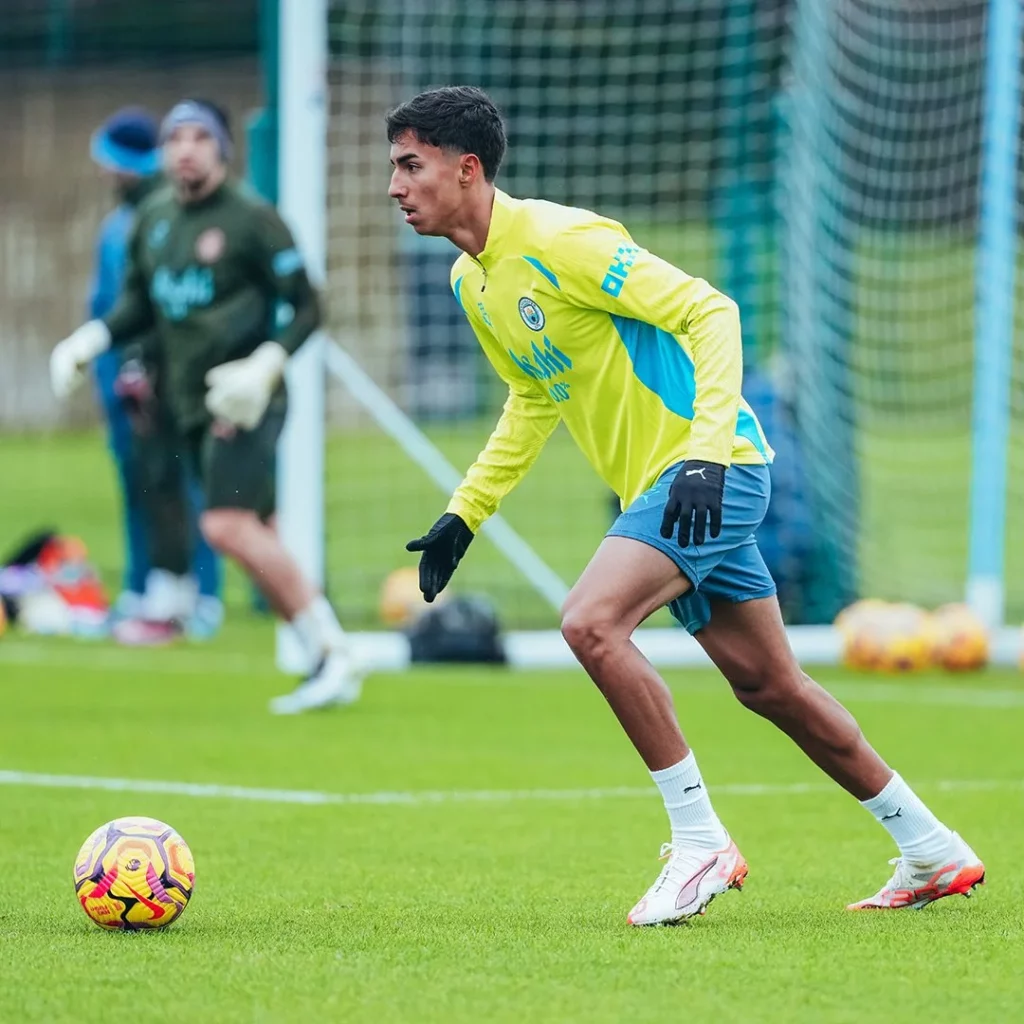 Vitor Reis in training for Manchester City.