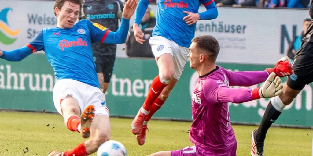 Holstein Kiel trying to score a goal