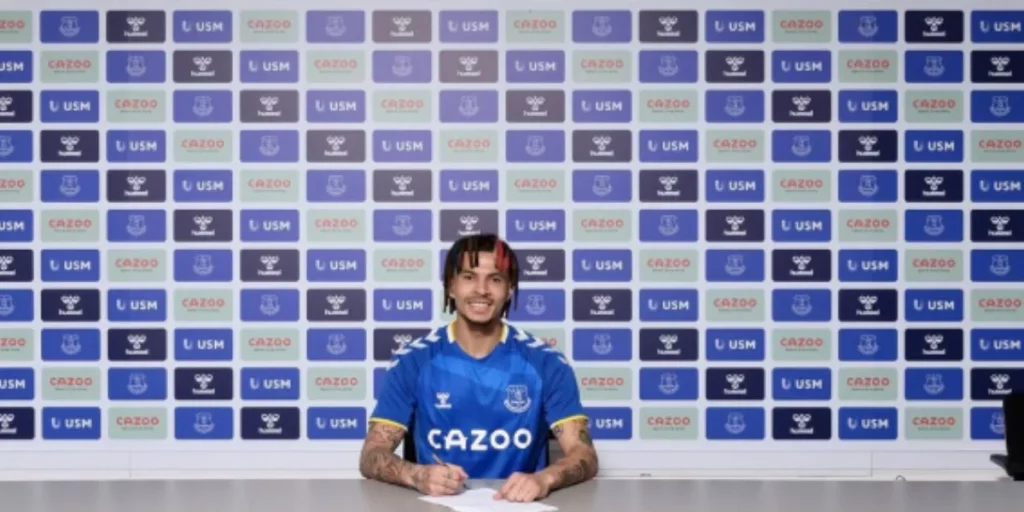 Dele signing his contract with Everton (Image Credits: X/@dele_official)