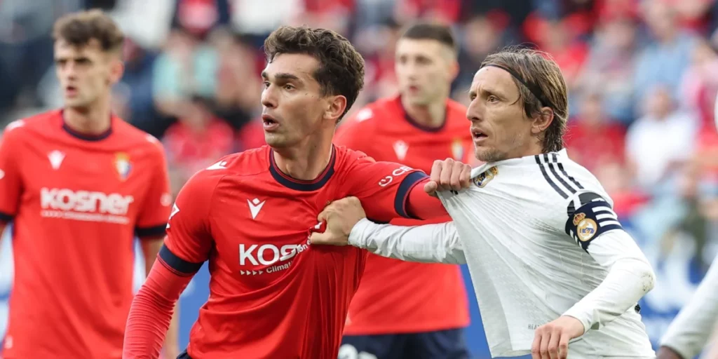 Osasuna players engaged in physical battle