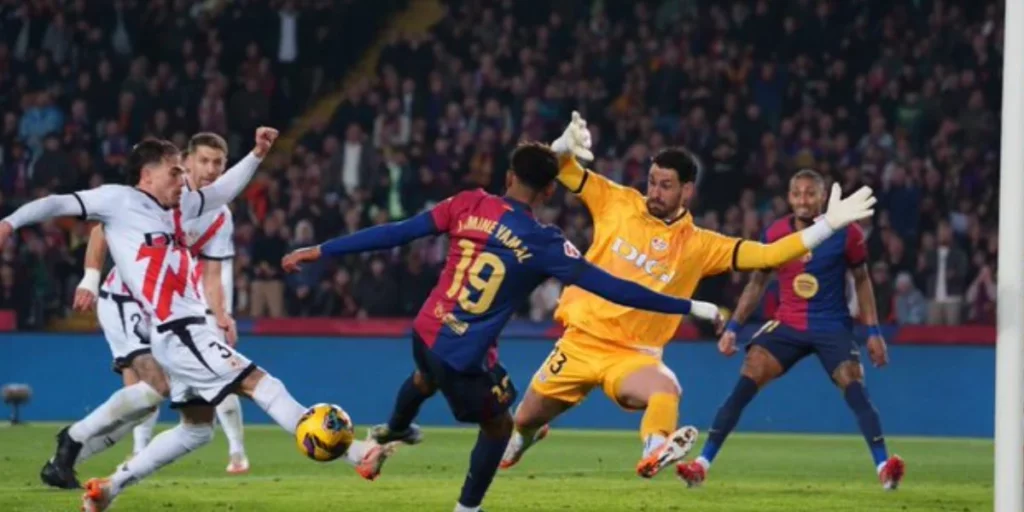 The defenders of Rayo Vallecano trying to stop a goal