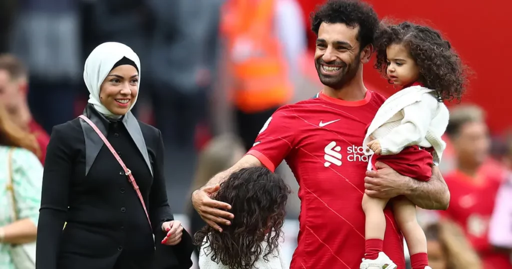 Mo Salah and his family (Credit:@ftblben11/X)