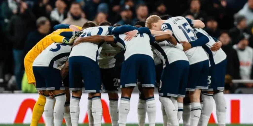 Tottenham Hotspur huddle before kick-off