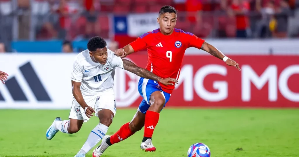 Nicolas Guerra with the ball during the game against Panama