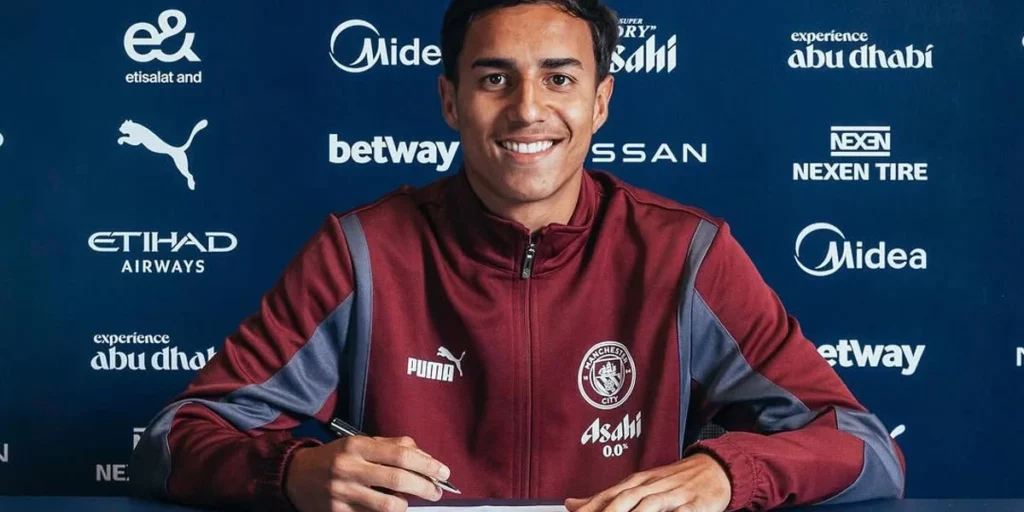 Vitor Reis signing for Manchester City