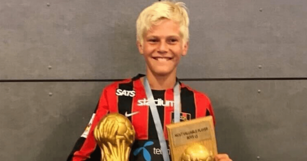 Lucas Bergvall as an academy player.