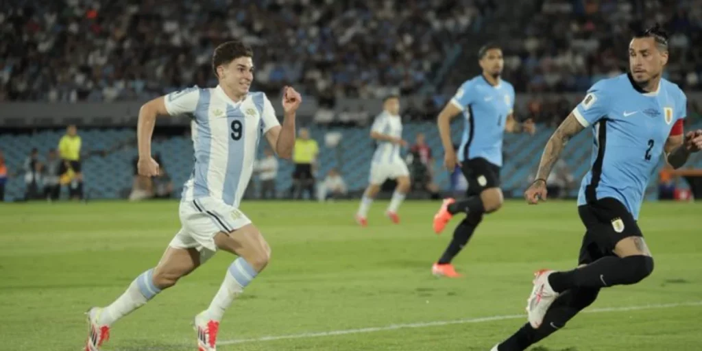 Julian Alvarez chasing the ball