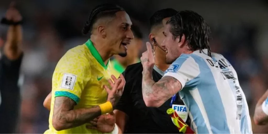 Raphinha having an argument