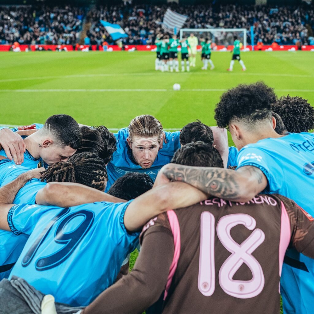 Manchester City players having team talk right before kick-off