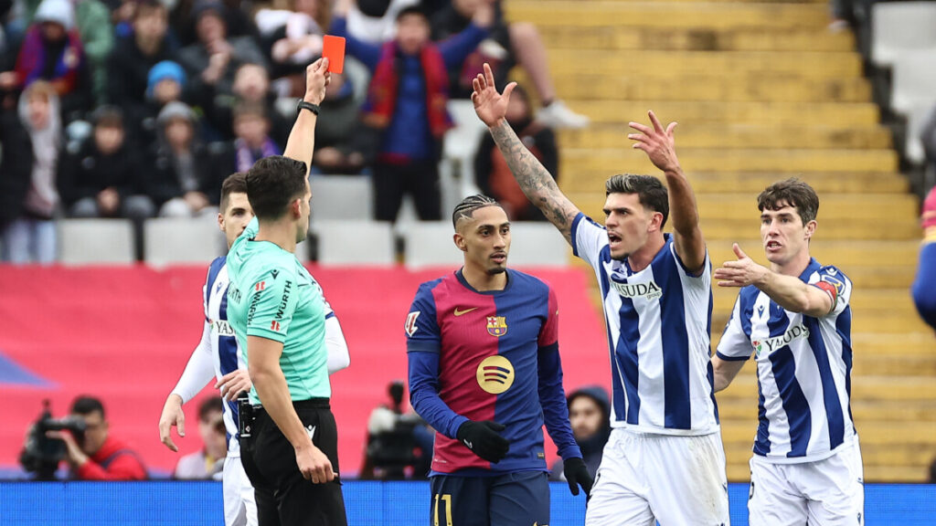 Aritz Elustondo receives an early red card