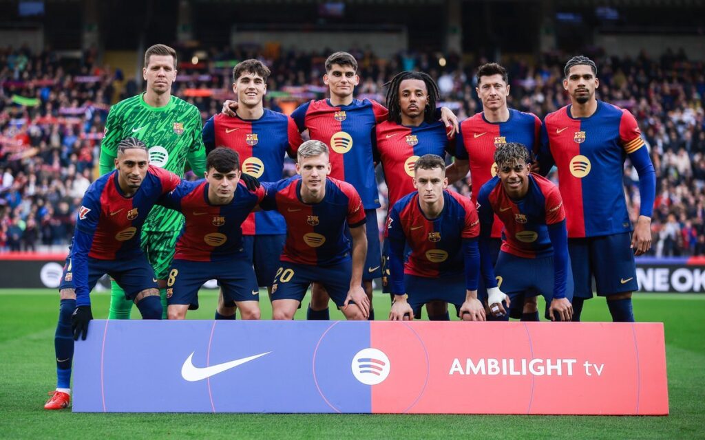 Barcelona squad before kickoff, Lamine Yamal, Raphinha