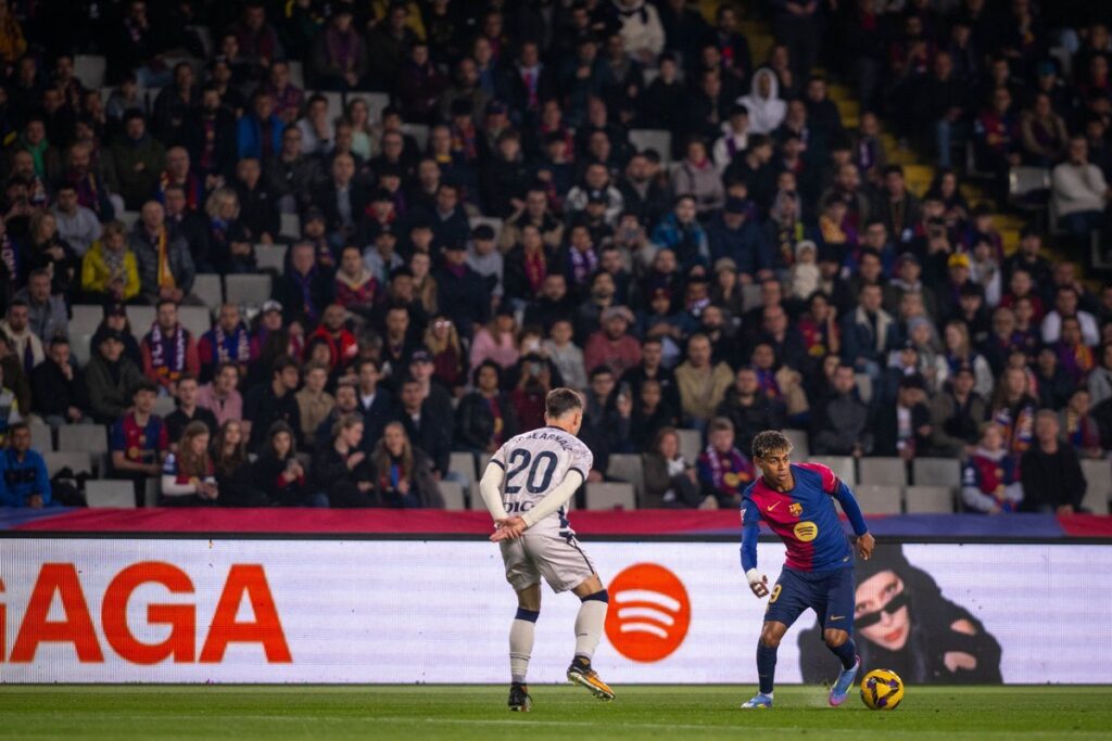 Osasuna winger Jose Arnaiz defends against Lamine Yamal (Image credit: Barcelona | X)